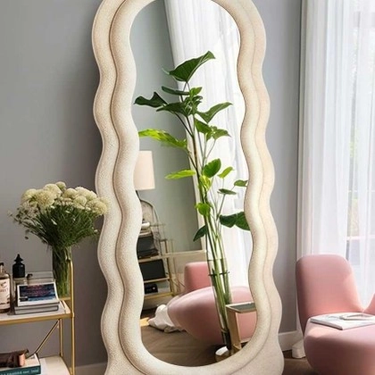 مرآة طولية بتصميم منحنى متوفرة بعدة ألوان مختلفة