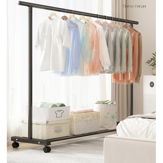 ستاند ملابس باللون الاسود