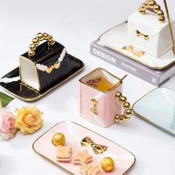 مج بورسلين على شكل حقيبة مع صحن ومعلقة 