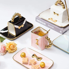 مج بورسلين على شكل حقيبة مع صحن ومعلقة  مج بورسلين على شكل حقيبة مع صحن ومعلقة