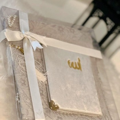 طقم هدايا المعتمرين وحجاج بيت الله مكون من مصحف ومسبحة يدوية ومسبحة الكترونية وسجادة صلاة طقم هدايا المعتمرين وحجاج بيت الله مكون من مصحف ومسبحة يدوية ومسبحة الكترونية وسجادة صلاة