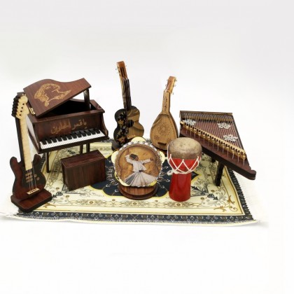 سجادة مع قطع موسيقية مشغولة يدوياً من التراث السوري