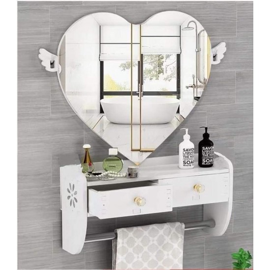 مراة على شكل قلب مع دروج