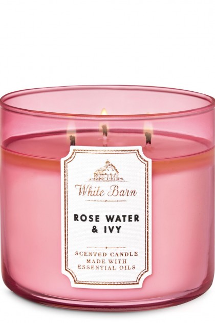 شمعة  ROSE WATER & IVY برائحة بتلات الزهور الناعمة